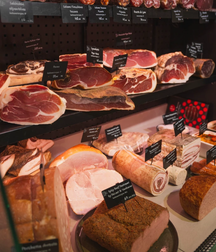 fijne vleeswaren, charcuterie, Spaanse en Italiaanse hammen, salami en worsten, viande des Grisons, coppa, rosette de Lyon, Bresaola, Zwarte Woudham, Pastrami, Guanciale